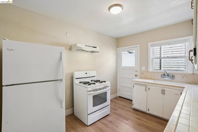 880 52nd St, Oakland, CA 94608