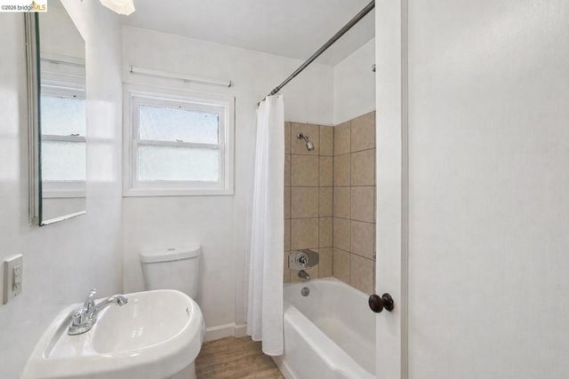 880 52nd St, Oakland, CA 94608