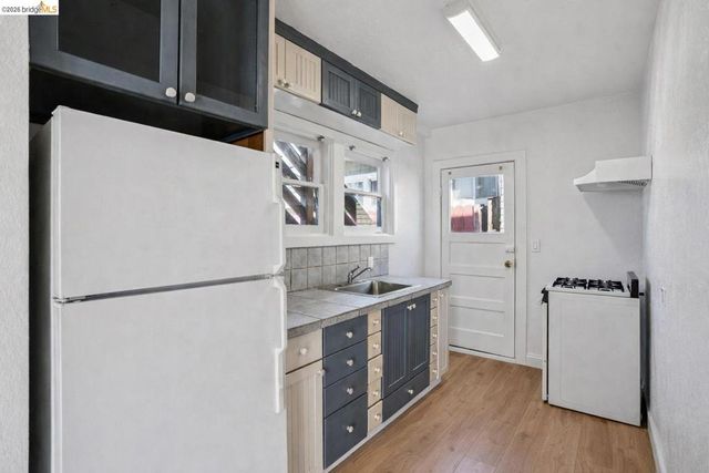 880 52nd St, Oakland, CA 94608