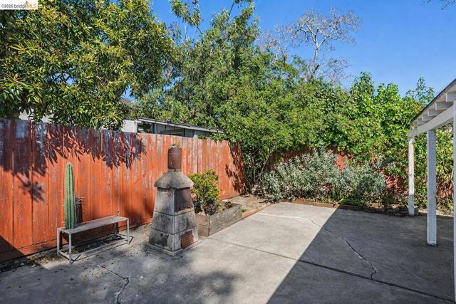 880 52nd St, Oakland, CA 94608