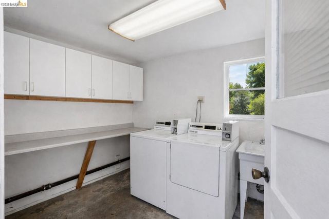 880 52nd St, Oakland, CA 94608