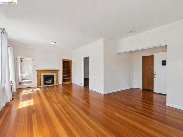 880 52nd St, Oakland, CA 94608