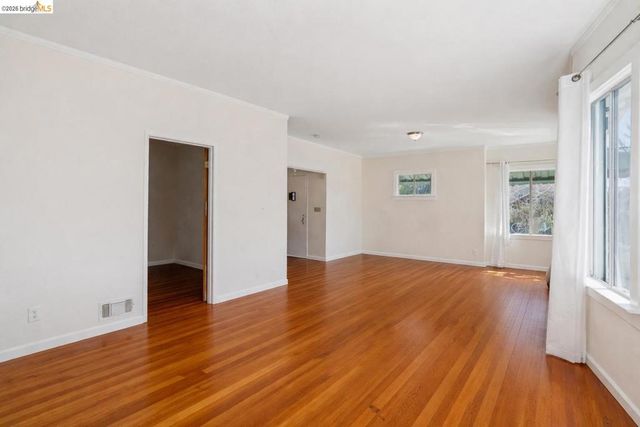 880 52nd St, Oakland, CA 94608