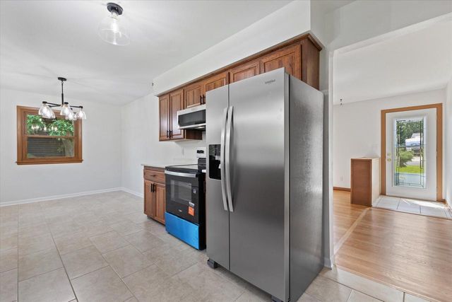 W140 Belleview AVENUE, Oconomowoc, WI 53066