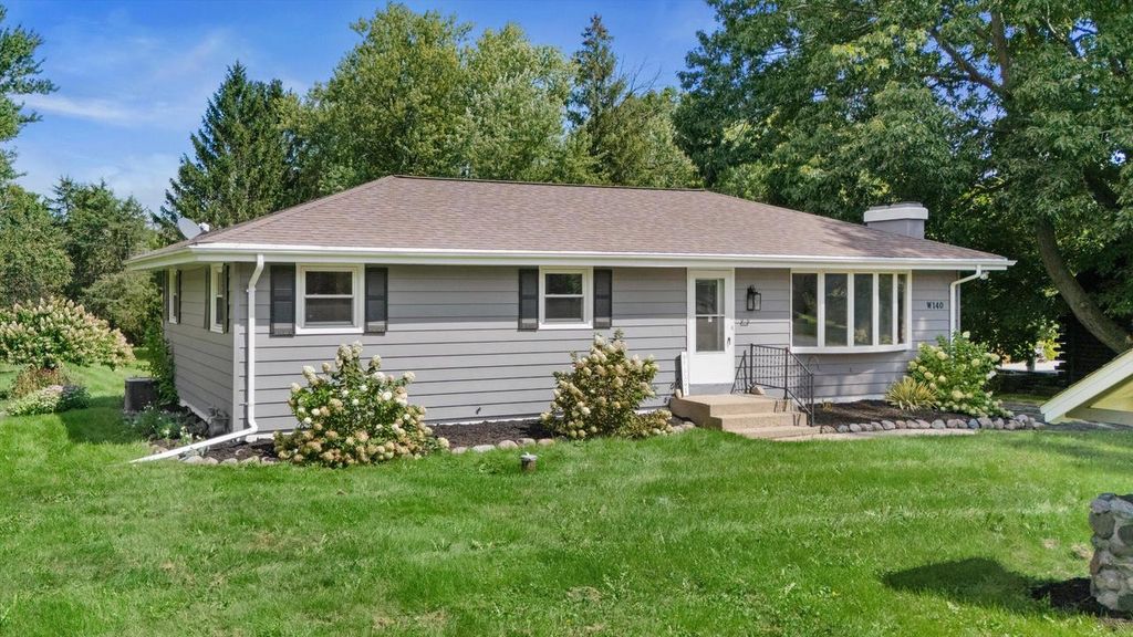 W140 Belleview AVENUE, Oconomowoc, WI 53066