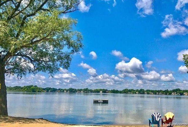 3233 Northfield Court, Lake Orion, MI 48360