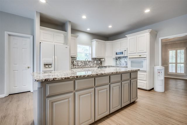 500 Navajo Court, Runaway Bay, TX 76426