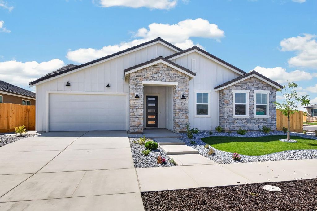 Image 1 of property listing at 429 S Barcus Avenue, Kerman, CA 93630
