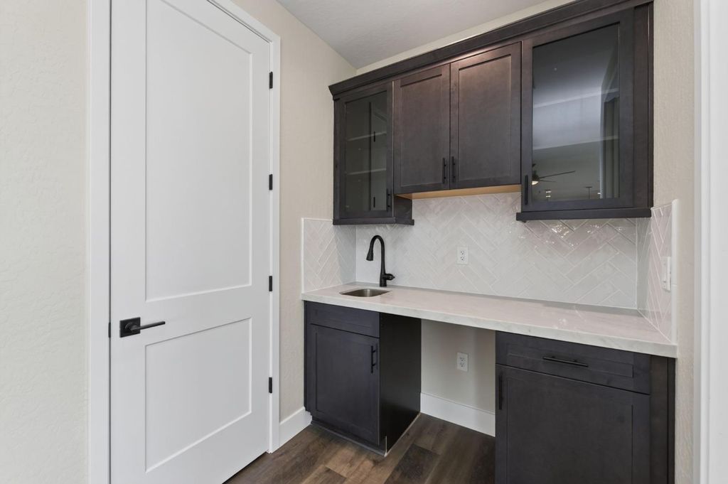 Image 11 of property listing at 429 S Barcus Avenue, Kerman, CA 93630
