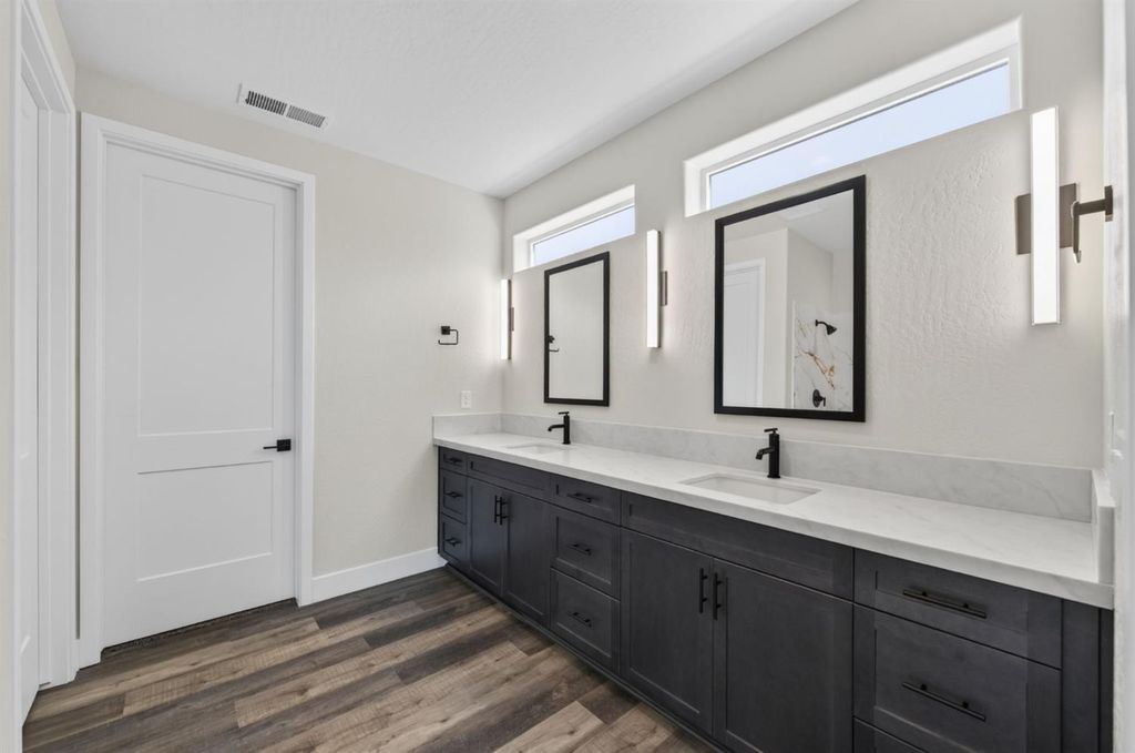 Image 14 of property listing at 429 S Barcus Avenue, Kerman, CA 93630