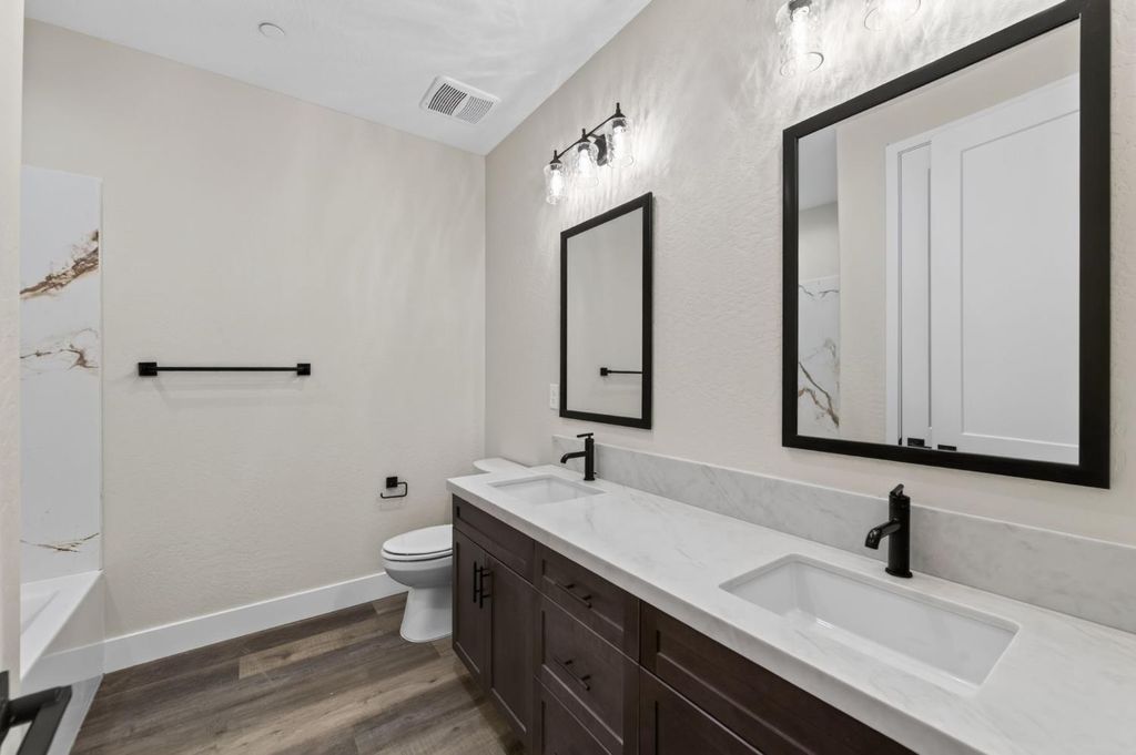 Image 18 of property listing at 429 S Barcus Avenue, Kerman, CA 93630