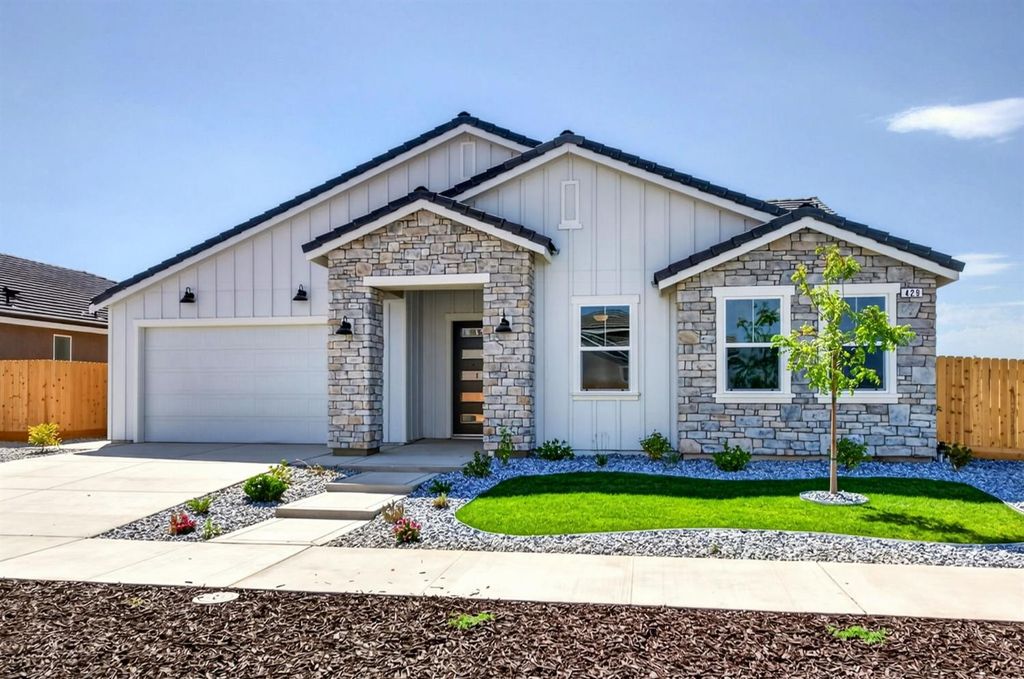 Image 2 of property listing at 429 S Barcus Avenue, Kerman, CA 93630