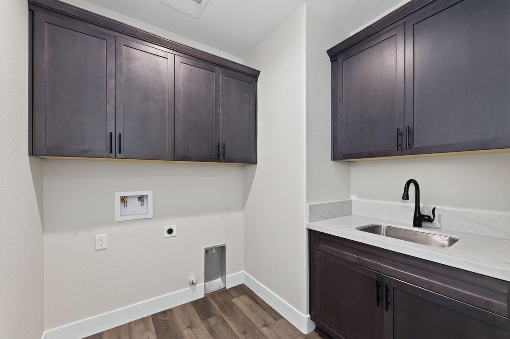 Image 20 of property listing at 429 S Barcus Avenue, Kerman, CA 93630