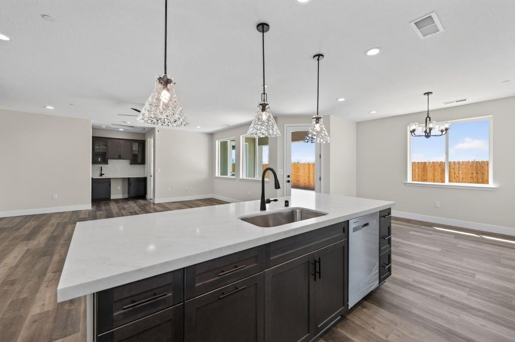 Image 8 of property listing at 429 S Barcus Avenue, Kerman, CA 93630
