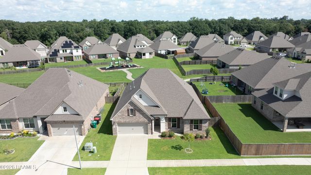 102 Deer Lake Lane, Lafayette, LA 70508