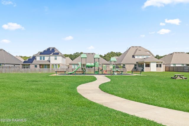 102 Deer Lake Lane, Lafayette, LA 70508
