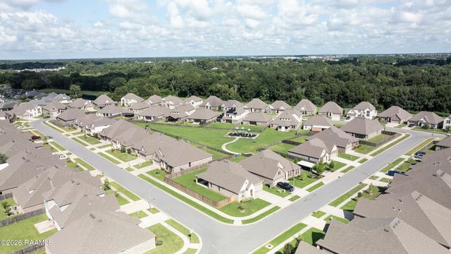 102 Deer Lake Lane, Lafayette, LA 70508