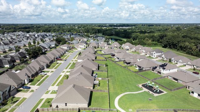 102 Deer Lake Lane, Lafayette, LA 70508