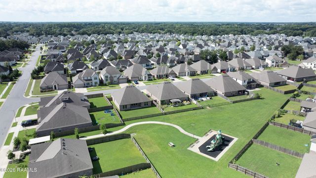 102 Deer Lake Lane, Lafayette, LA 70508