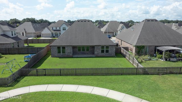 102 Deer Lake Lane, Lafayette, LA 70508