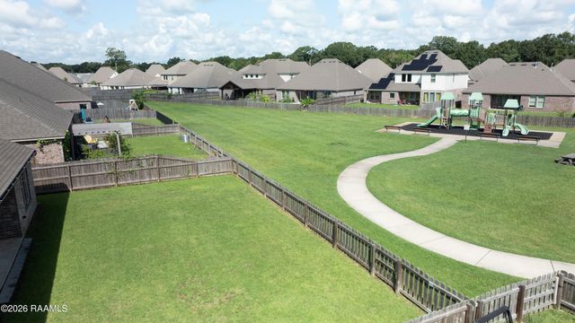 102 Deer Lake Lane, Lafayette, LA 70508