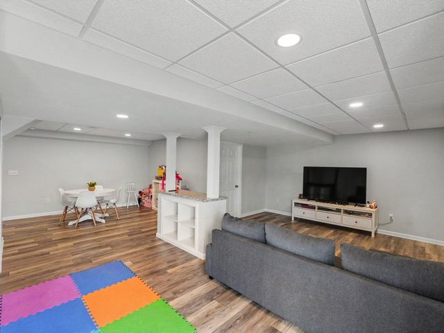 174 Burwyck Park Drive, Saline City, MI 48176