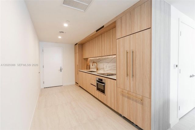 77 SE 5th St 3914, Miami, FL 33131