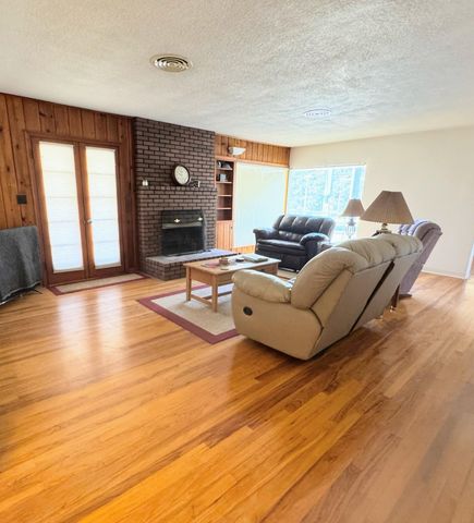 15061 Ave 288, Visalia, CA 93292