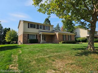 2070 Winchester Road, Rochester Hills, MI 48307