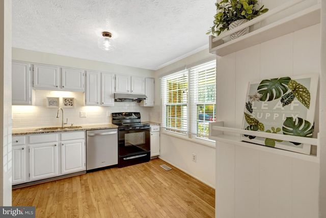 2910 BRIDGEHAMPTON CT, Falls Church, VA 22042