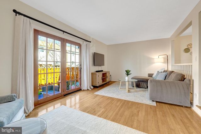 2910 BRIDGEHAMPTON CT, Falls Church, VA 22042