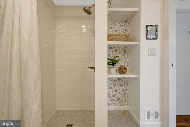 2910 BRIDGEHAMPTON CT, Falls Church, VA 22042