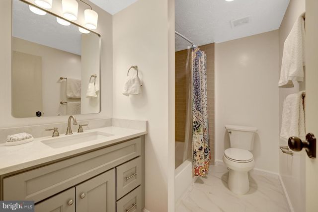 2910 BRIDGEHAMPTON CT, Falls Church, VA 22042