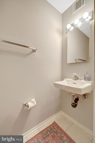 2910 BRIDGEHAMPTON CT, Falls Church, VA 22042