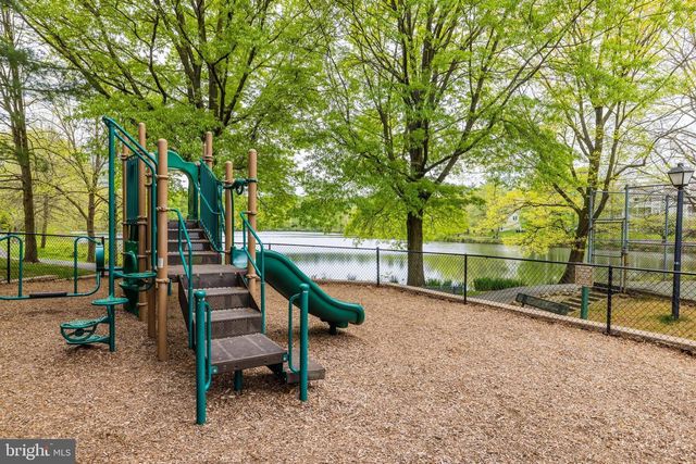 2910 BRIDGEHAMPTON CT, Falls Church, VA 22042