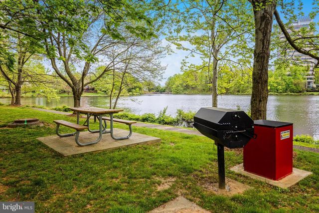 2910 BRIDGEHAMPTON CT, Falls Church, VA 22042