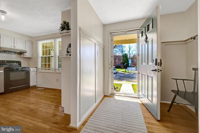 2910 BRIDGEHAMPTON CT, Falls Church, VA 22042