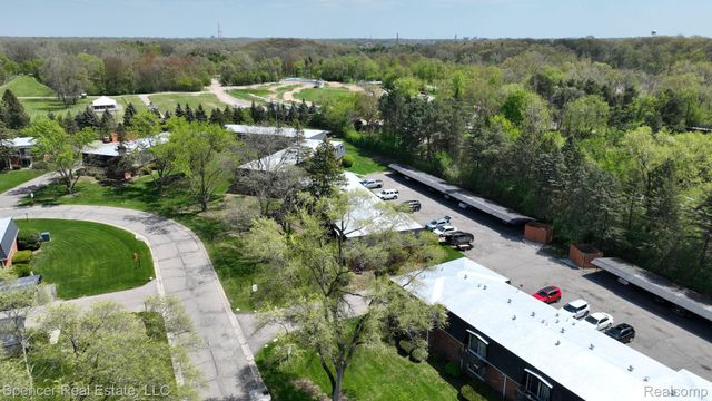 1822 Colonial Village Way, Waterford Charter Township, MI 48328