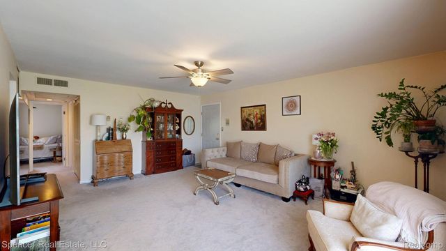 1822 Colonial Village Way, Waterford Charter Township, MI 48328