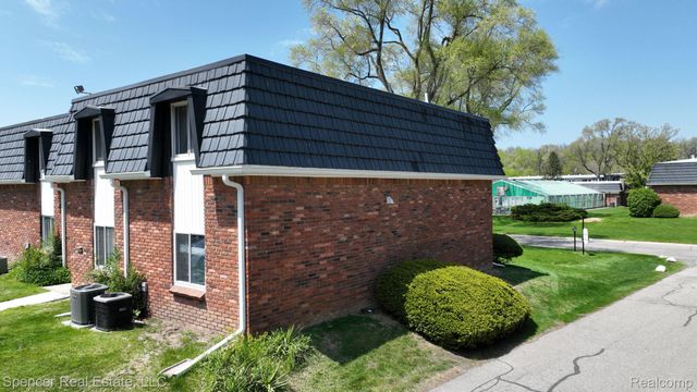 1822 Colonial Village Way, Waterford Charter Township, MI 48328