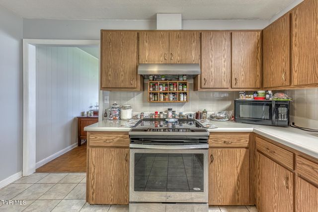 609 Hollyhill Road, Johnson City, TN 37604