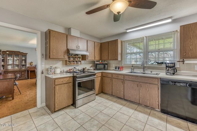 609 Hollyhill Road, Johnson City, TN 37604