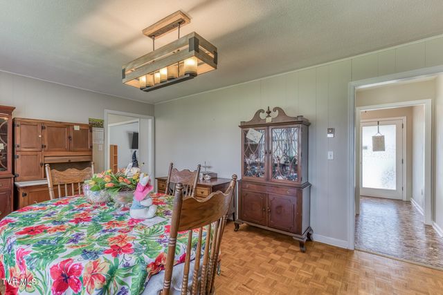 609 Hollyhill Road, Johnson City, TN 37604