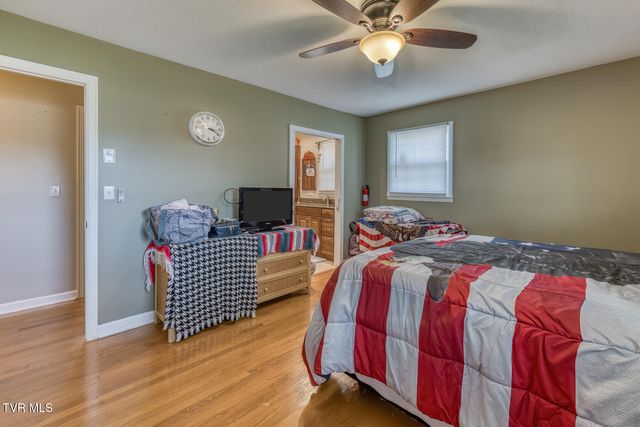 609 Hollyhill Road, Johnson City, TN 37604