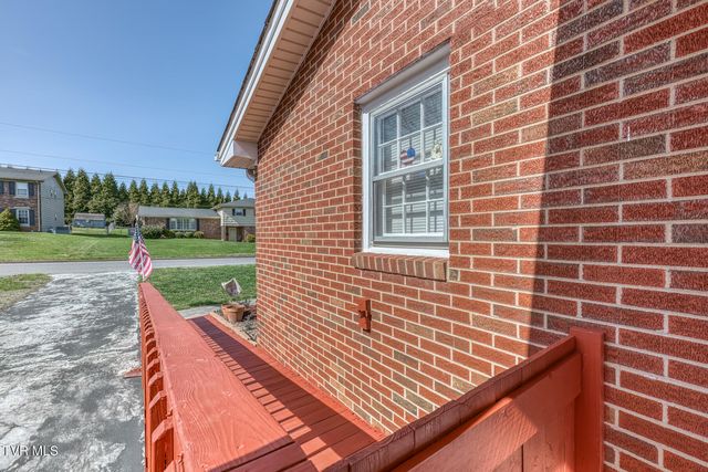 609 Hollyhill Road, Johnson City, TN 37604