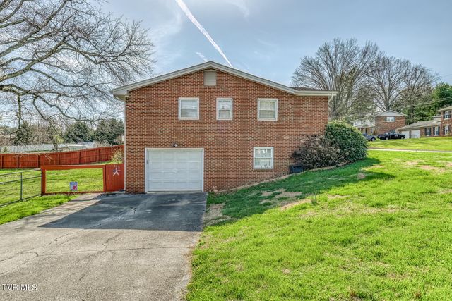 609 Hollyhill Road, Johnson City, TN 37604