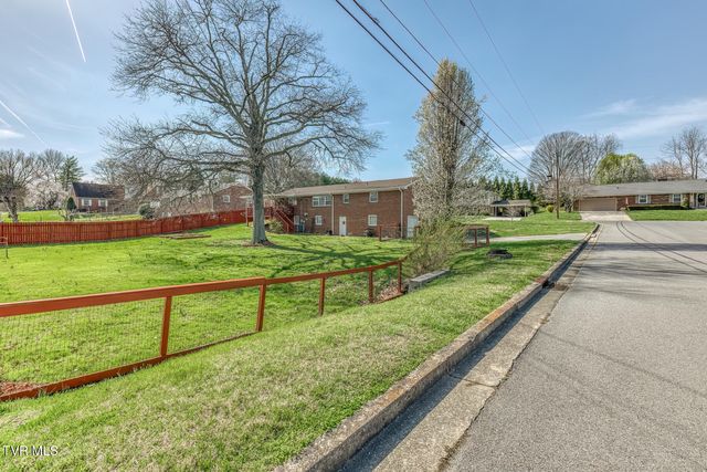 609 Hollyhill Road, Johnson City, TN 37604