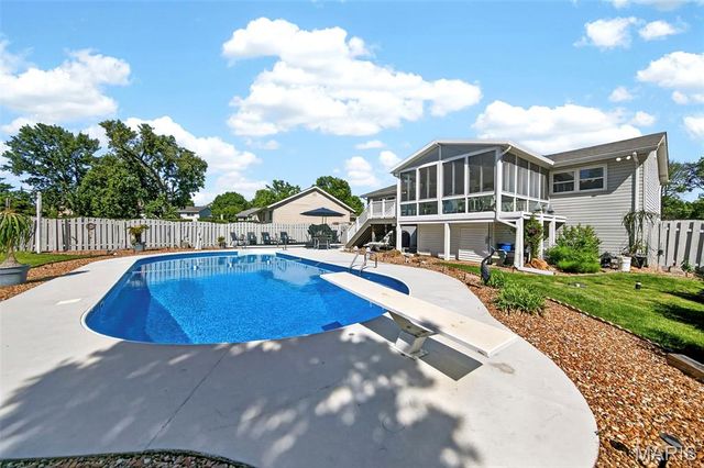 12741 Parkway Estates Drive, St Louis, MO 63146