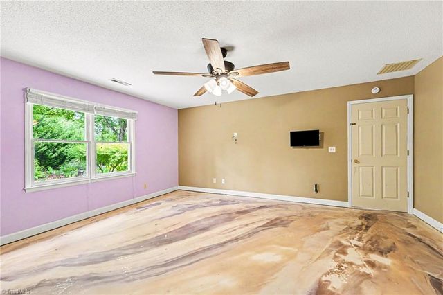 916 Spring Hill Court, Kernersville, NC 27284