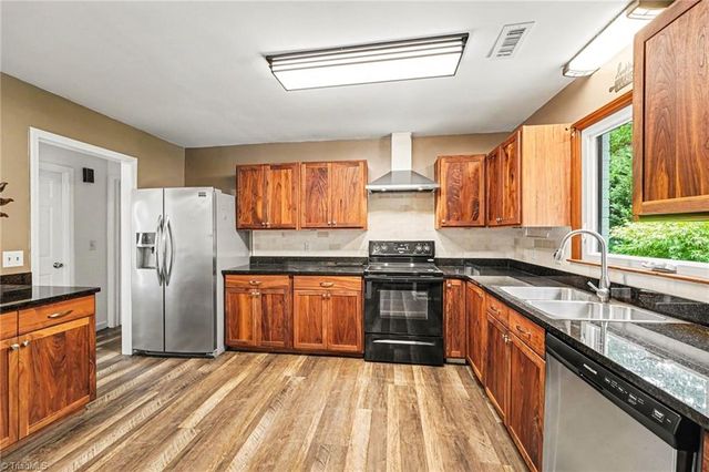 916 Spring Hill Court, Kernersville, NC 27284